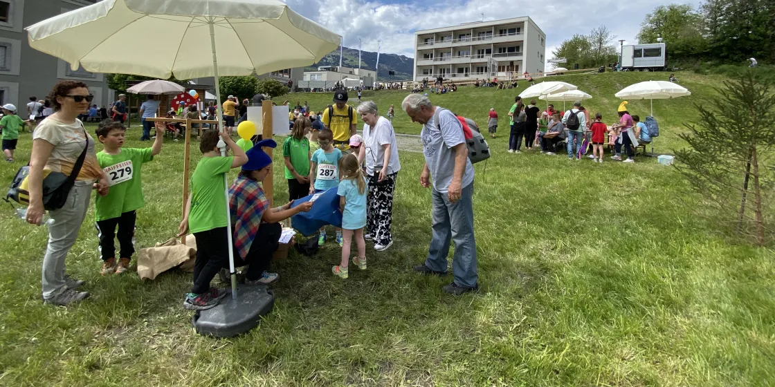 Spiel und Spass: An der Scalottas-Chilbi treffen Generationen aufeinander.