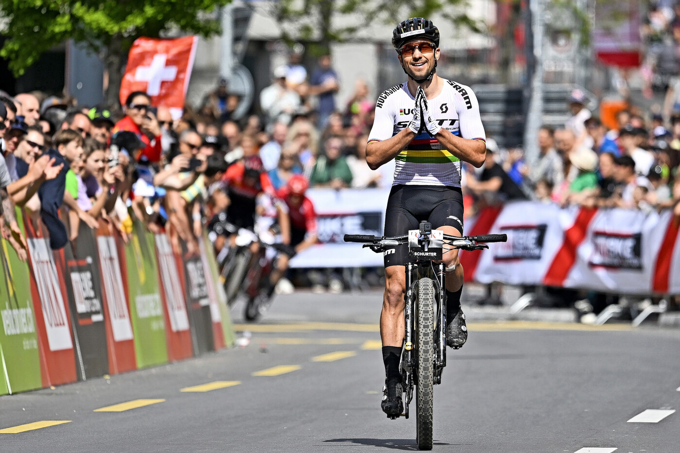 Internationales Event in Chur: Nino Schurter bedankt sich bei der Zieleinfahrt für die Unterstützung.