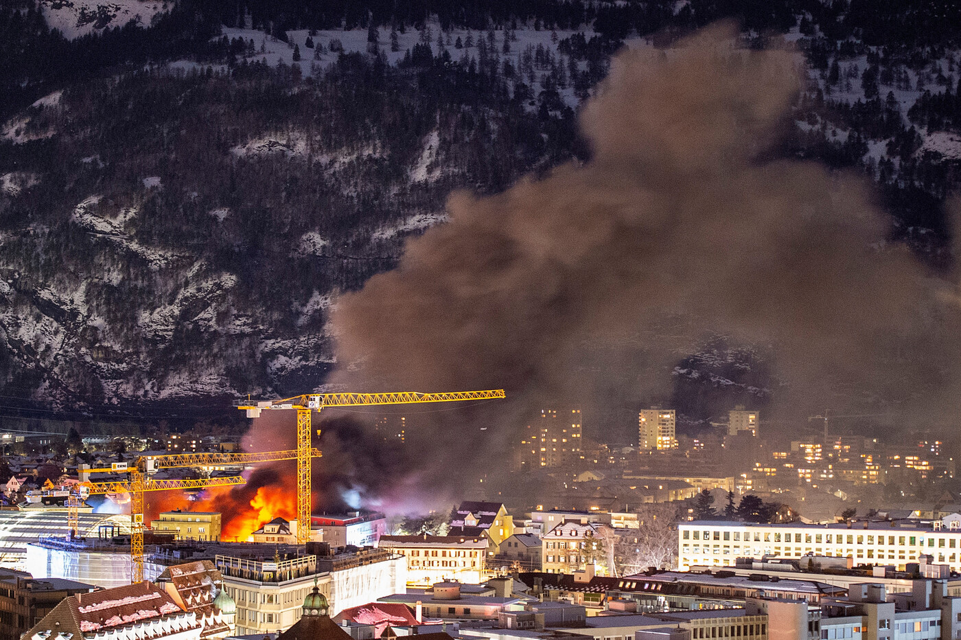 Rauchwolken über Chur: Am 16. Januar 2019 geriet das Postauto-Depot in Chur in Brand. 