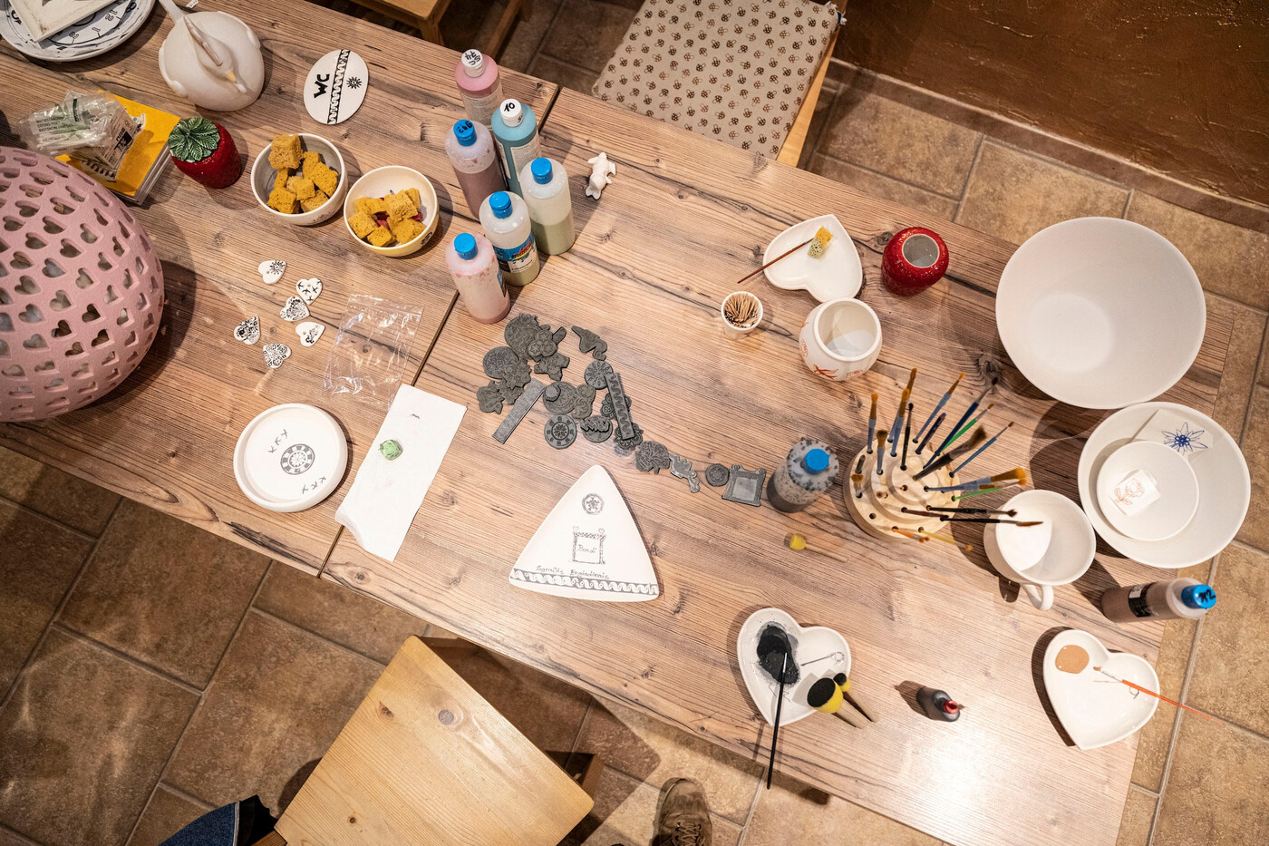 Tradition erleben: Alles steht bereit, um die einzigartige Stempeltechnik der Sgrafits Engiadinais auszuprobieren.