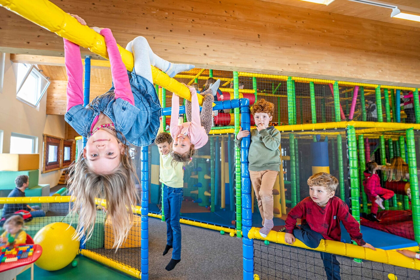 Spiel und Spass: Der Rufalipark in Obersaxen begeistert Jung und Alt.