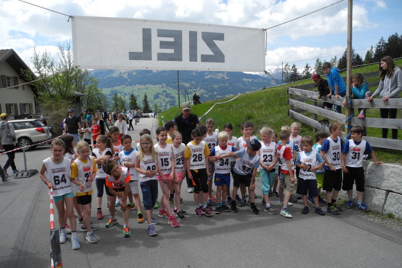 Startbereit: Die Kinder bereiten sich auf den Startschuss des Crosslaufs in Pany vor.