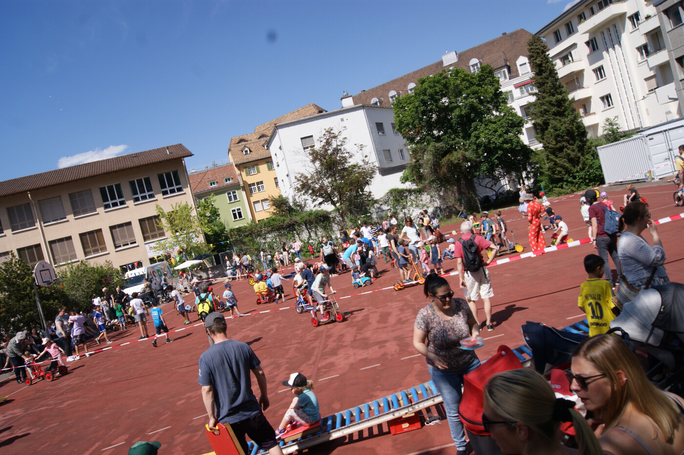 Buntes Treiben am Weltspieltag in den vergangenen Jahren: Neues auszuprobieren, macht allen Spass. 