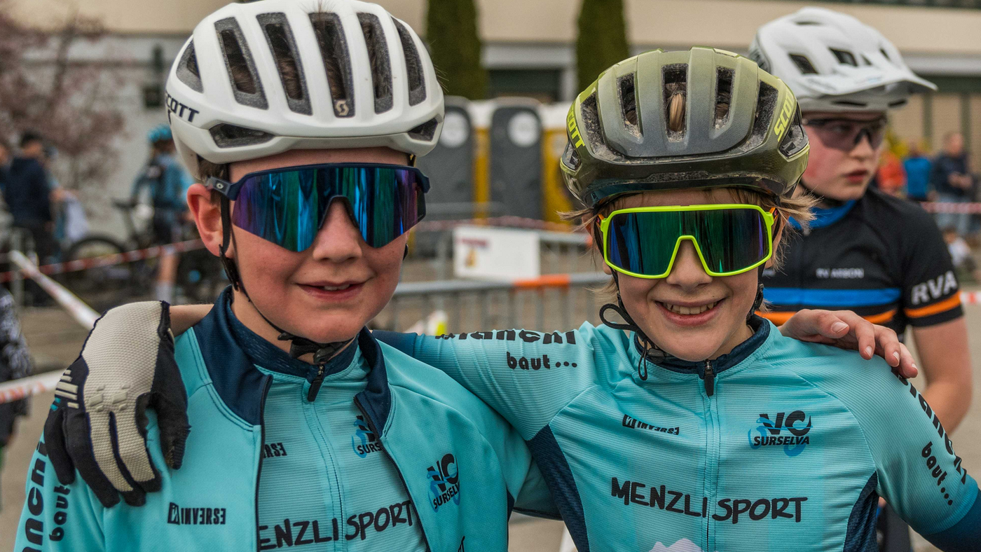 Voll ausgerüstet: Die Kinder sind bereit für eine Biketour.