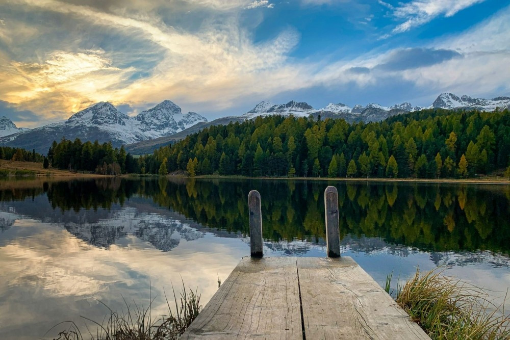 Krimiwanderung: Der Stazersee bietet ein vielfältiges Farbenspiel in der Natur.