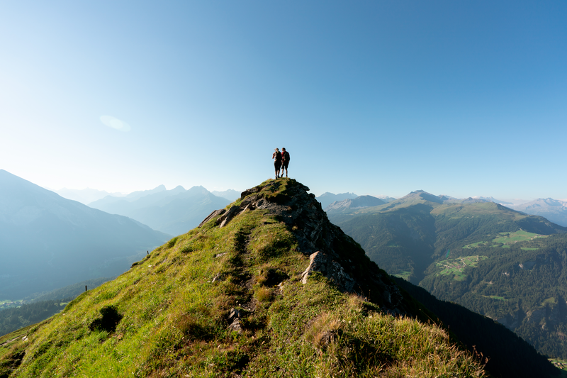 Auf der Spitze: Vom Piz Scalottas aus sieht man weit in die Ferne.