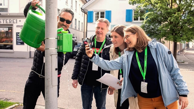 Nur eine der Stationen: Beim Foxtrail Clarona muss man unter anderem das Rätsel beim «durstigen Kästchen» lösen.