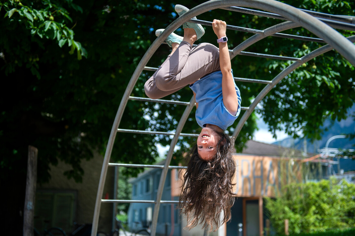 Klettern und Akrobatik: Auch Lou turnt am liebsten an diesem Spielgerät.