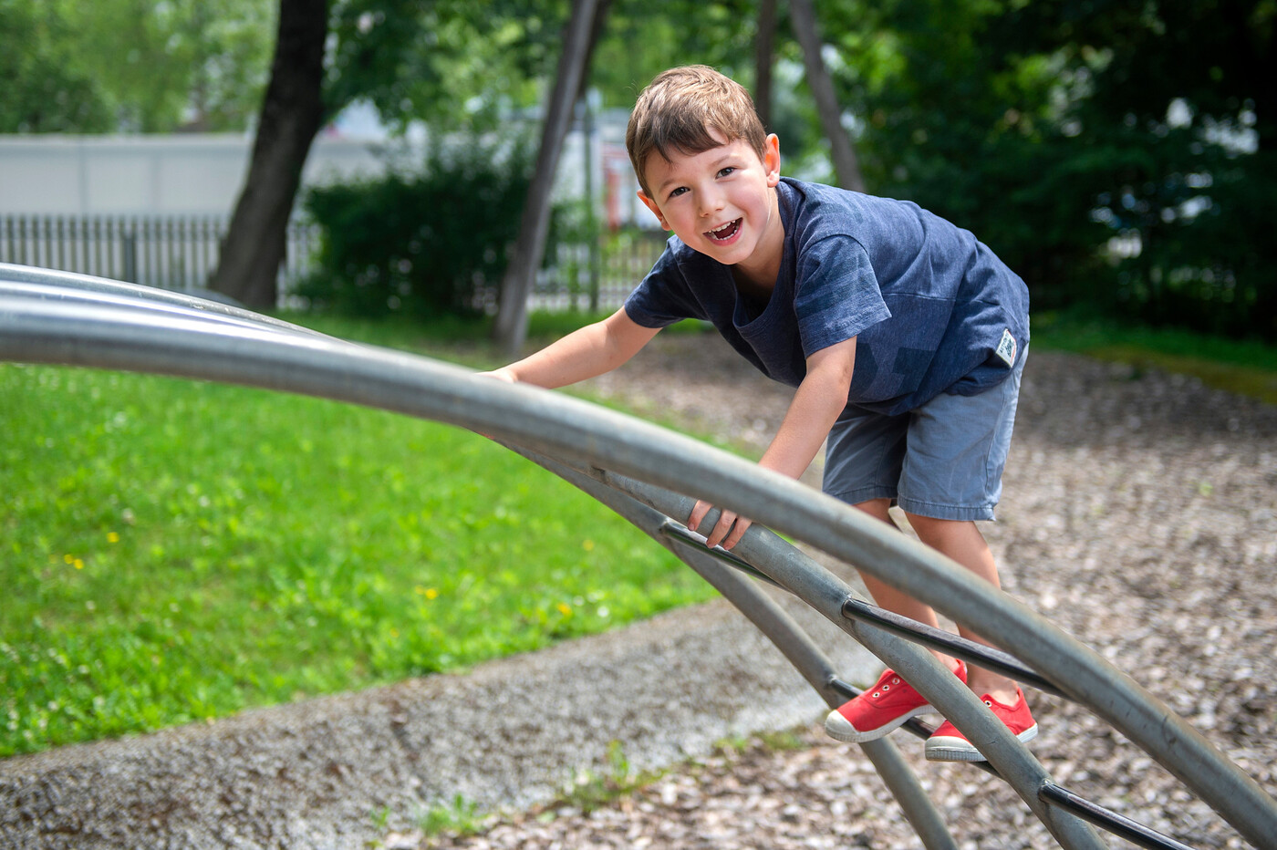 Das liebste Spielgerät ist rasch gefunden: Dea klettert über die Eisenstange.