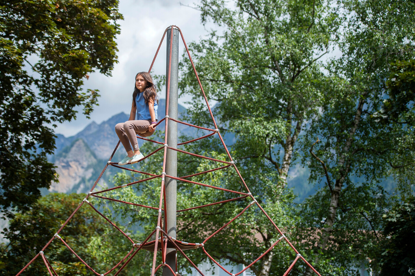 Hoch hinaus: Die Seilpyramide ist Lous liebster Platz auf diesem Spielplatz.