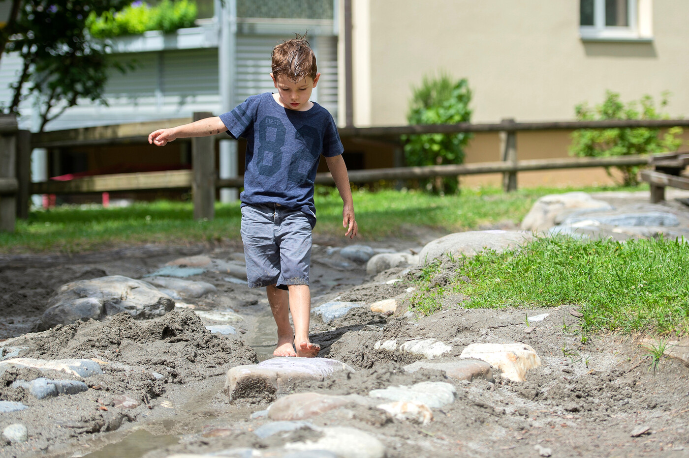 Dea: Im Sandkasten mit Wasserpumpe kann er lange verweilen und kreativ sein.