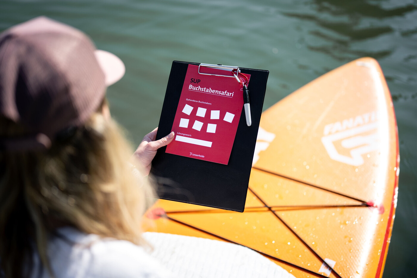 Rätselspass: Wenn Stand-up-Paddeln allein zu langweilig ist, gibt es auch eine kombinierbare Schnitzeljagd.