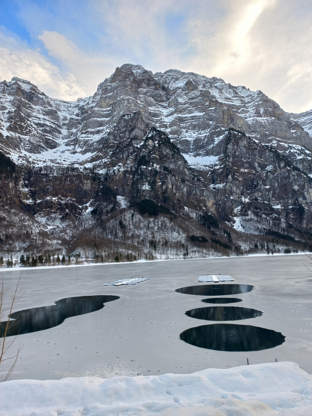 Die Eislöcher sind schön in einer Reihe angeordnet.