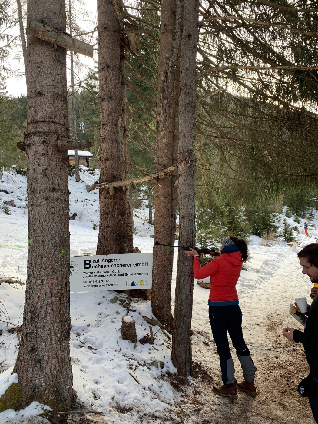 Ein besonderer Brauch: Vor dem Start nach Filisur schiessen alle Teilnehmenden auf eine Zielscheibe. Wer nicht trifft, bekommt beim Rennen einen Zeitzuschlag.