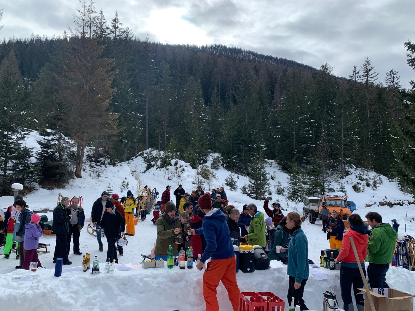 Allseits beliebt: Wer es gesellig mag oder durstig ist, kann sich an der Schneebar verpflegen.